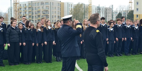 Odśpiewanie hymnu Polski przez uczniów ZSM