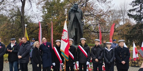 Uroczystość pod pomnikiem marszałka Piłsudskiego w przeddzień Święta Niepodległości