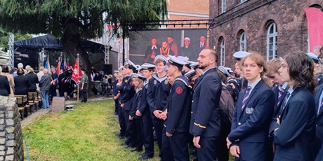 Powiększ grafikę: uroczystosc-pod-pomnikiem-obroncow-poczty-gdanskiej-710805.jpg